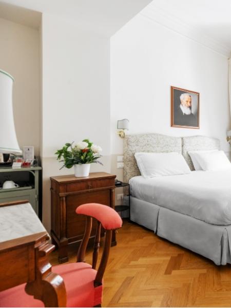 Camera elegante con letto accogliente, parquet caldo e luce naturale.